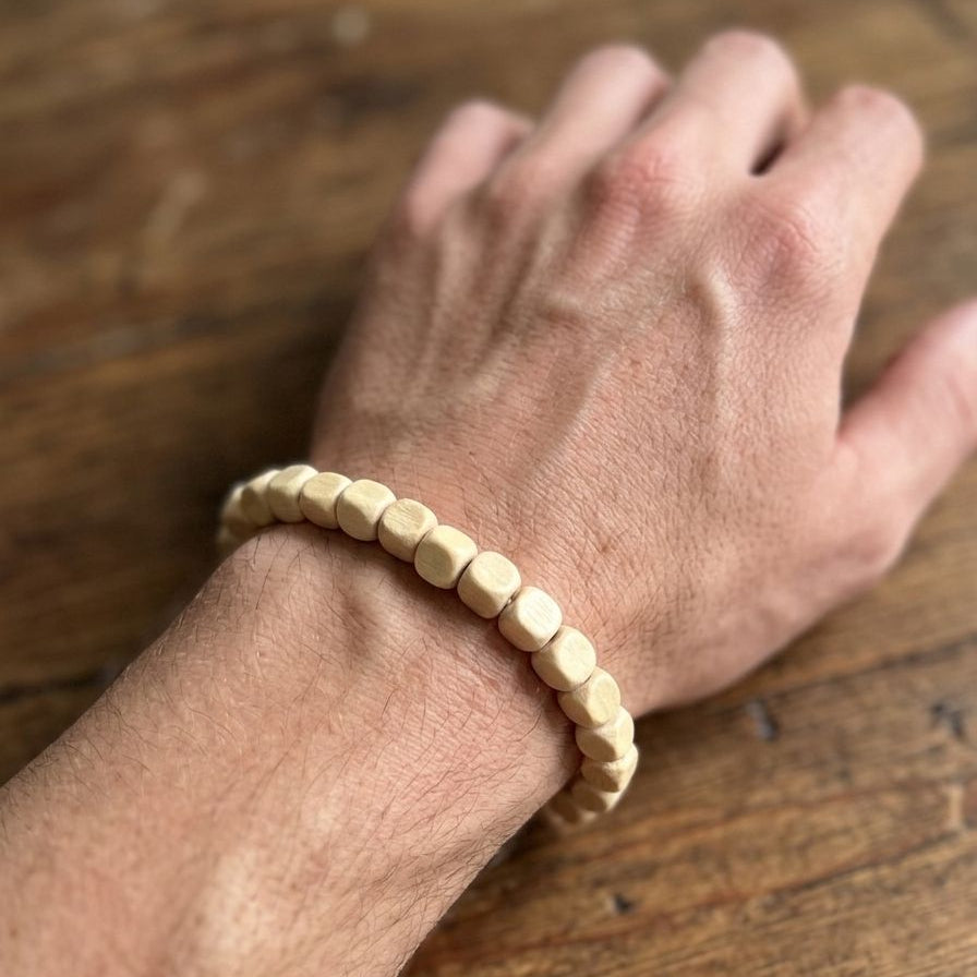 Pulseira Artesanal de Contas em Madeira com Cordão Elástico