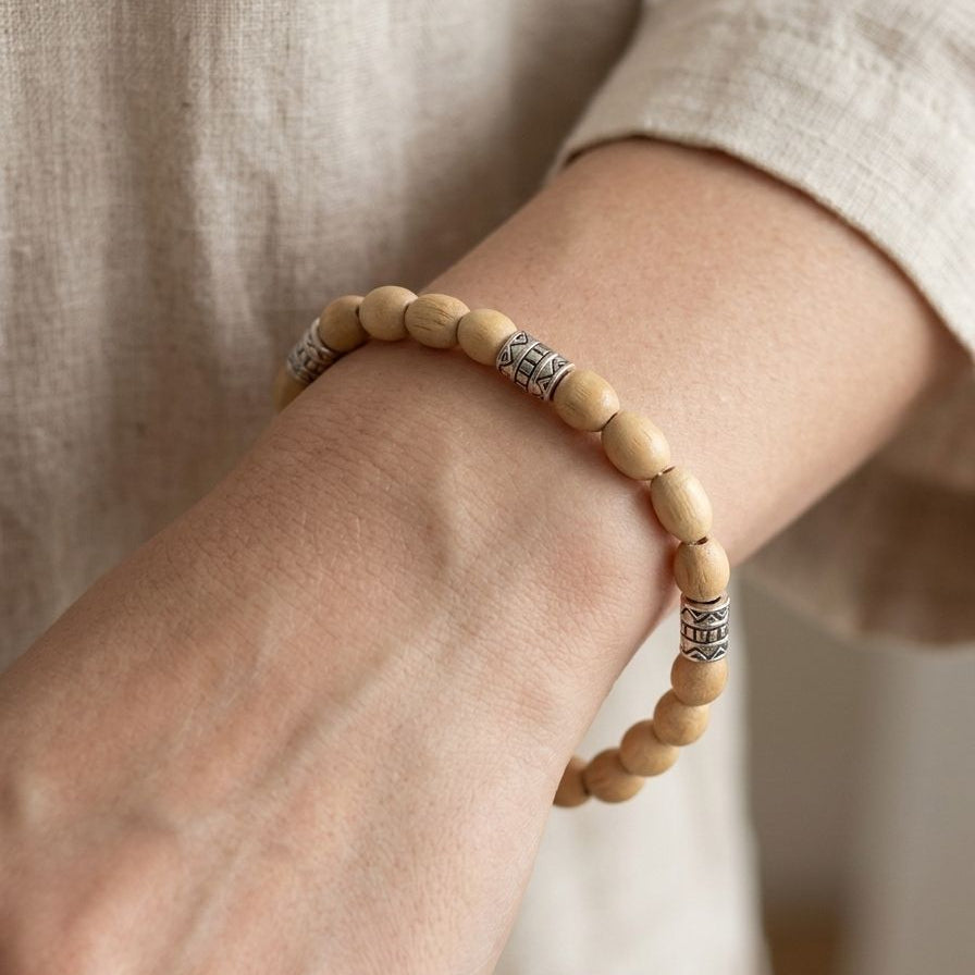 Pulseira de Madeira Natural com Detalhes – Estilo Artesanal com Elástico