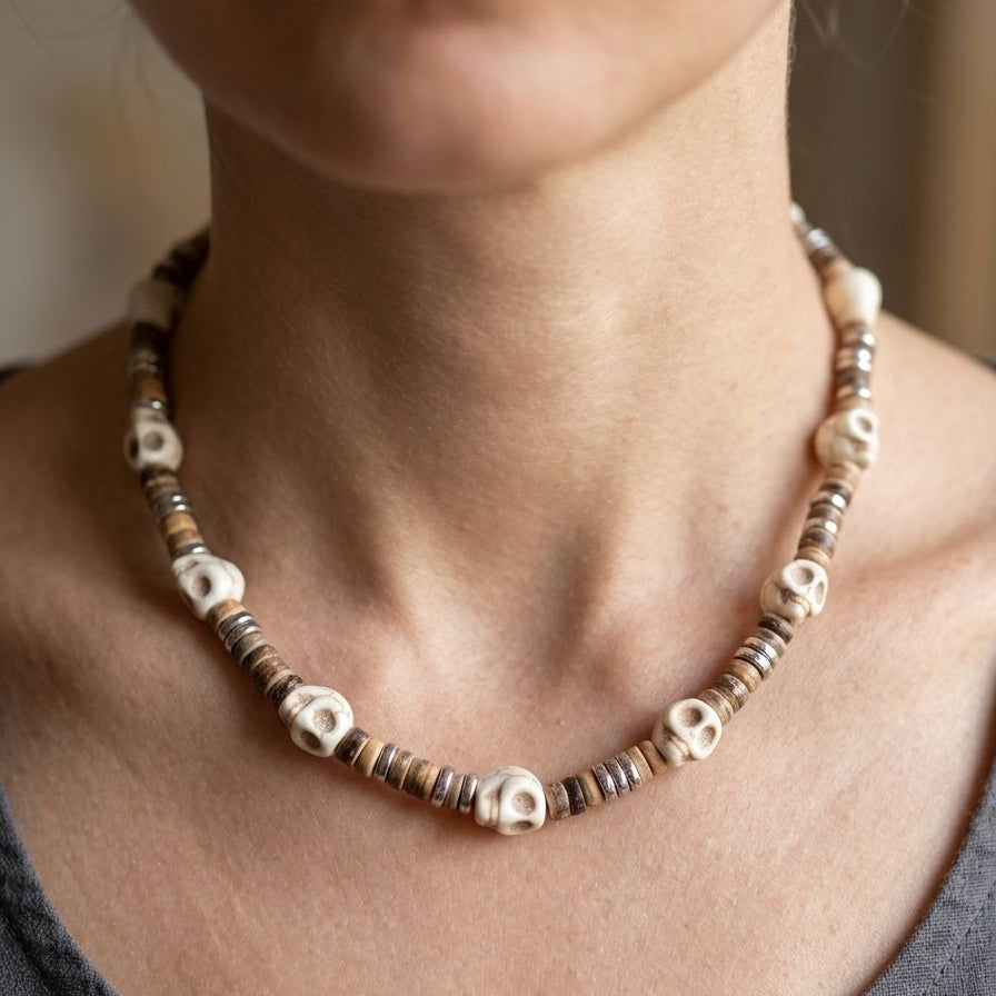 Colar Artesanal de Madeira com Caveiras Estilo Boho