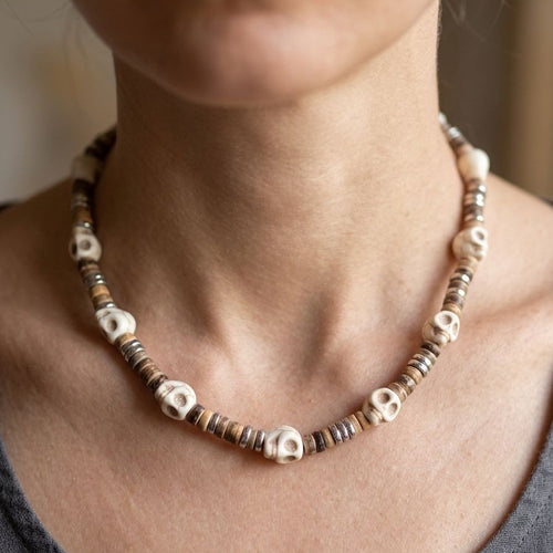 Colar Artesanal de Madeira com Caveiras Estilo Boho