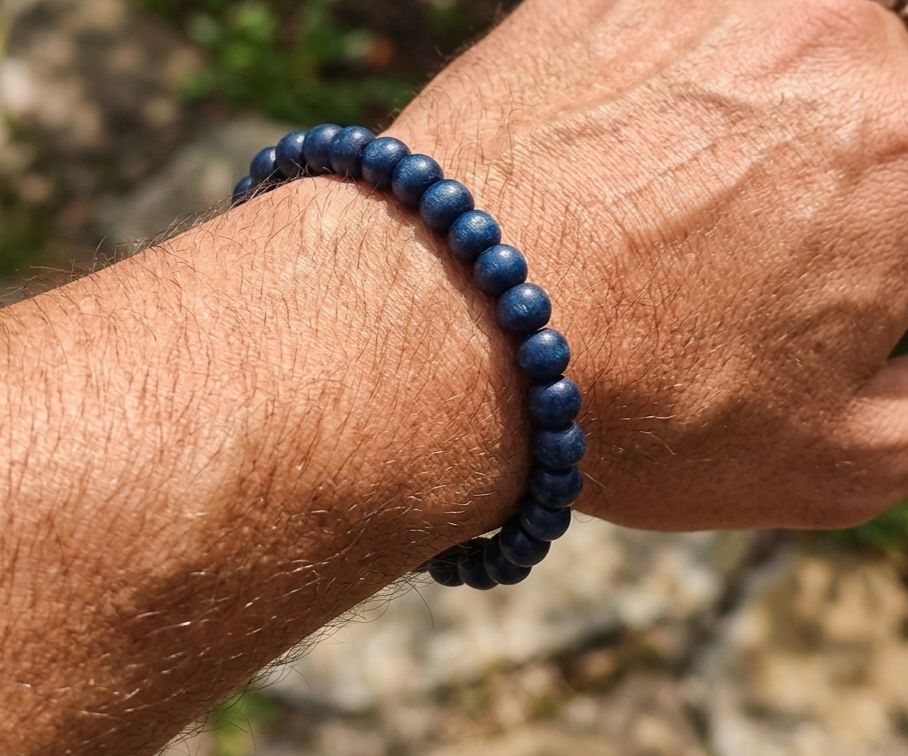 Pulseira em Madeira Artesanal Azul Escuro com Contas e Elástico