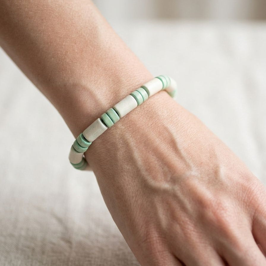 Pulseira de Contas em Madeira Natural com Cordão Elástico