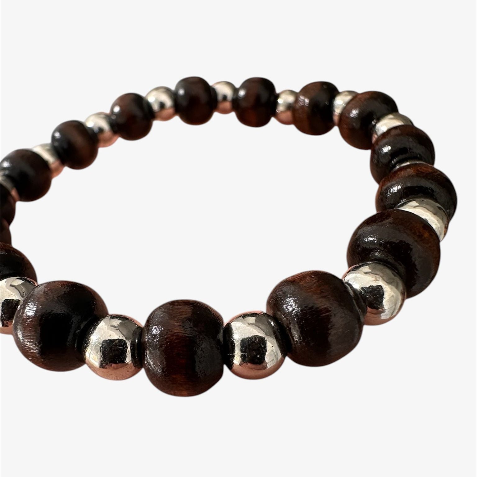Pulseira de Contas em Madeira Natural e Detalhes com Cordão Elástico
