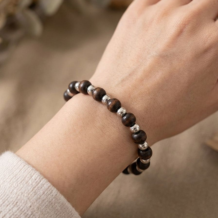 Pulseira de Contas em Madeira Natural e Detalhes com Cordão Elástico