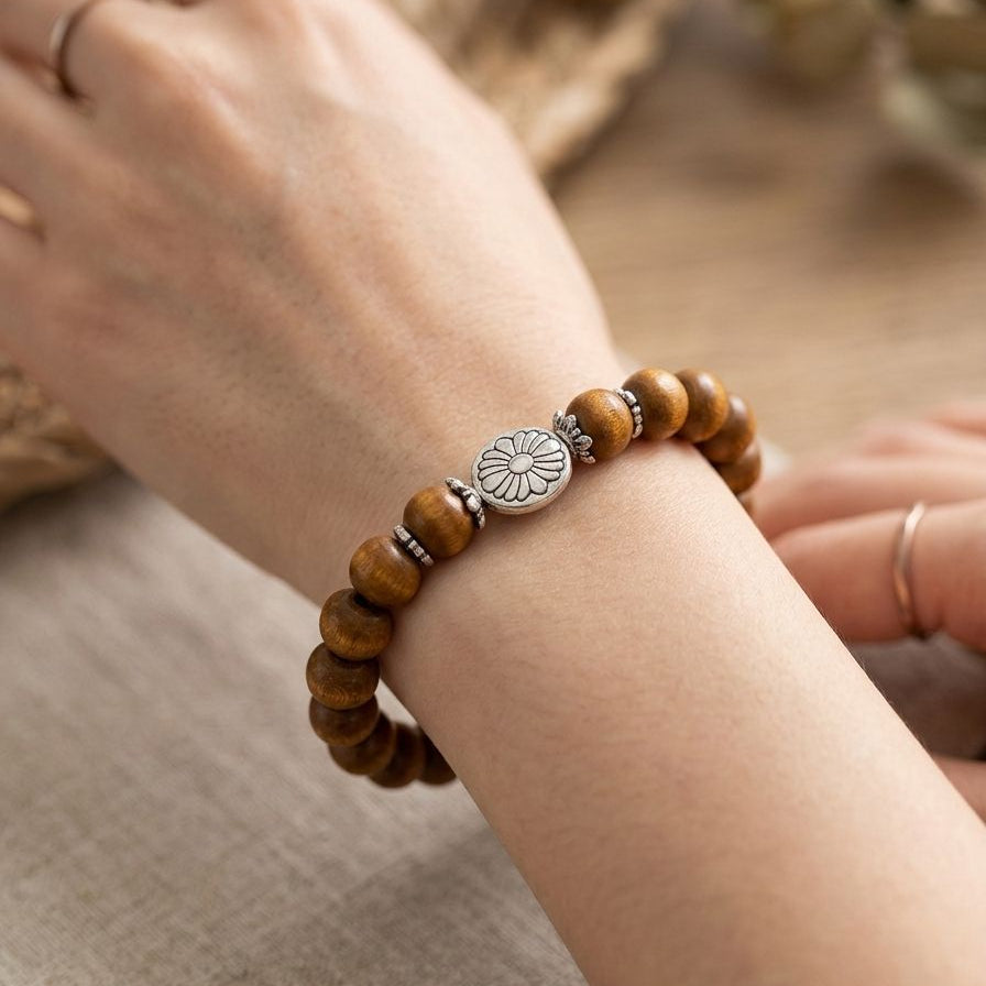 Pulseira de Contas em Madeira Natural com Detalhes com Cordão Elástico