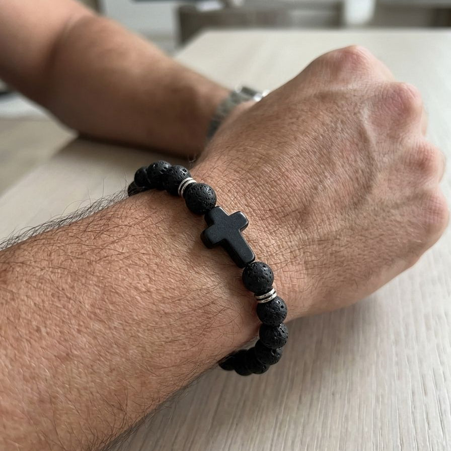 Pulseira Artesanal com Pedra Vulcânica e Detalhe de Cruz com Elástico