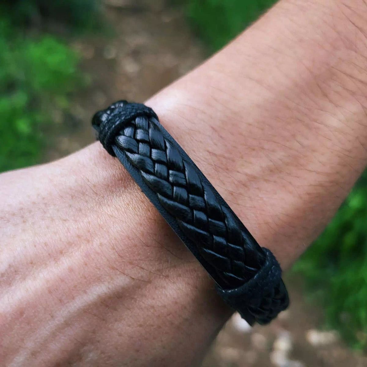 Pulseira de Couro Sintético Trançado Ajustável